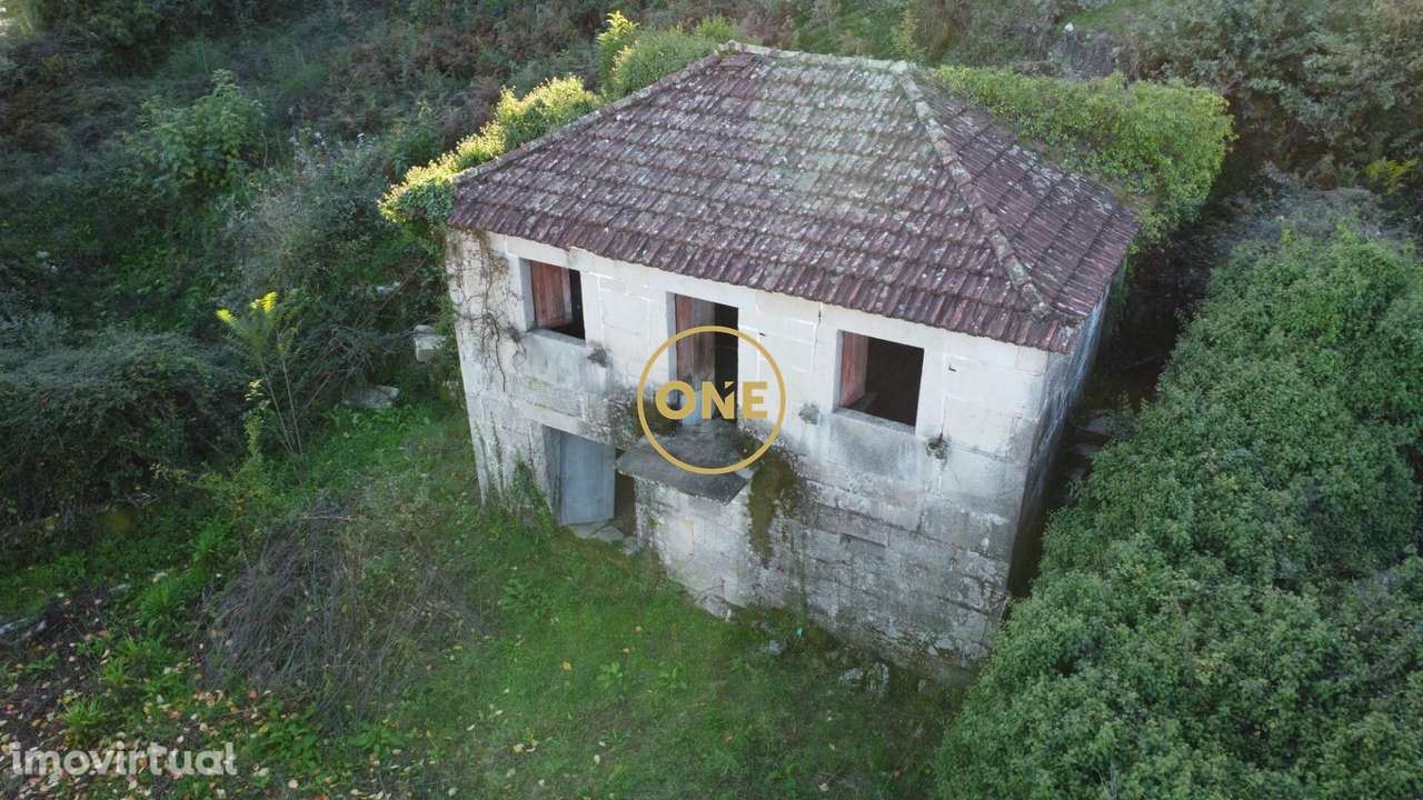 Ruina para reconstrução em Passô, Vila Verde - Grande imagem: 3/28