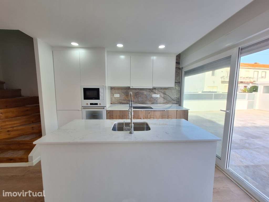 Fantástica Moradia T3 com GARAGEM Santa Cruz de Benfica totalmente ... - Grande imagem: 4/46