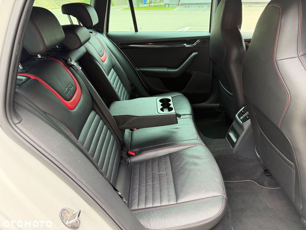 Skoda Octavia 2.0 TDI DSG RS - 22