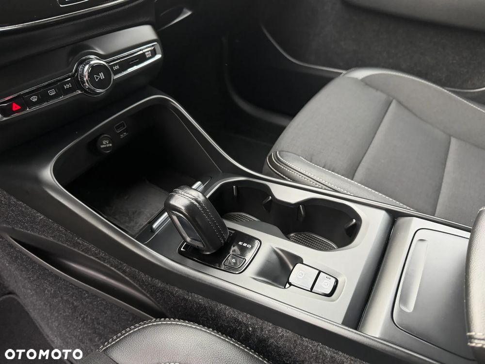 Volvo XC 40 D3 AWD Momentum Pro - 26