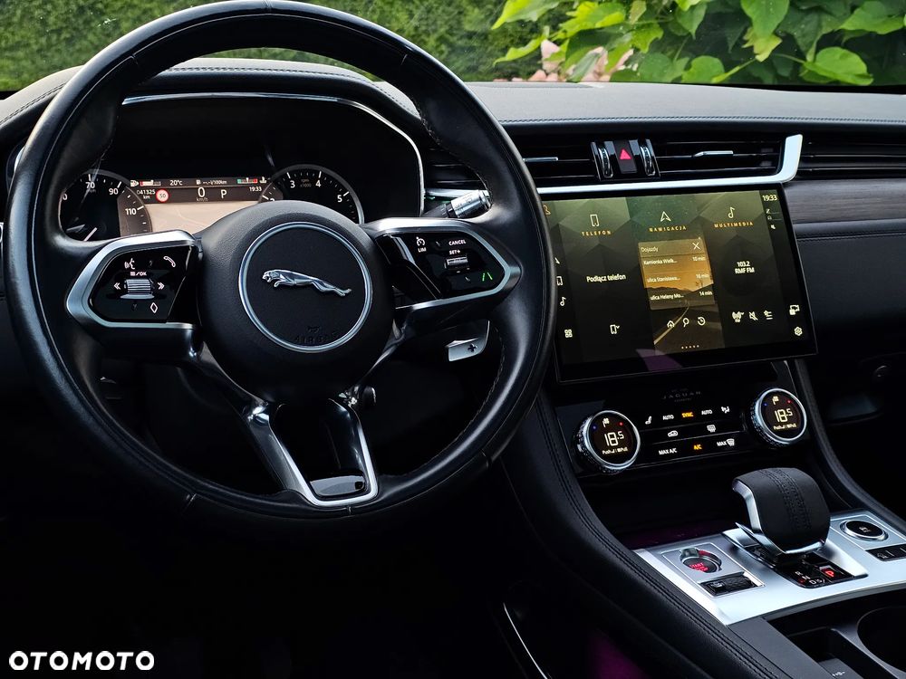 Jaguar F-Pace P250 AWD R-Dynamic S - 19