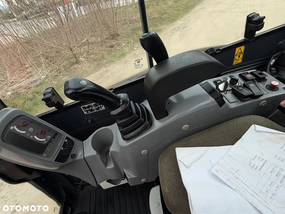 Kubota U27 Minikoparka koparka gąsienicowa 2.8 tony. jak Nówka sztuka z salonu! 2017 rok. 2200mtg. Przywieziona z Gospodarstwa Norweskiego! Zadbana Maszyna ani deka luzów i wycieków. Aktualna Dekra dokumentacja BMWT! Szybkozłącze Hydrauliczne. Szybka wolna jazda.Zamki na tłokach. Wersja Norweska!! OKAZJA - 31