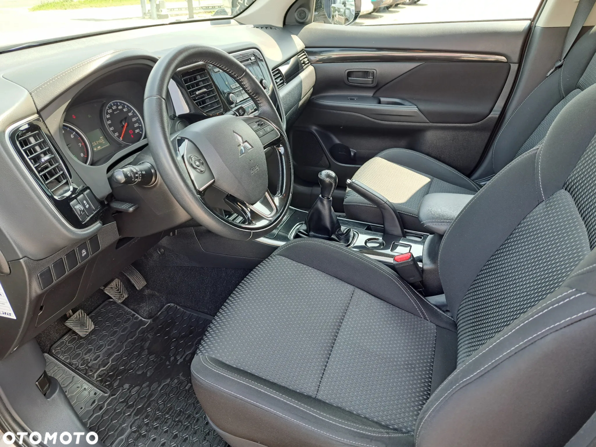 Mitsubishi Outlander 2.0 Invite + 2WD - 8