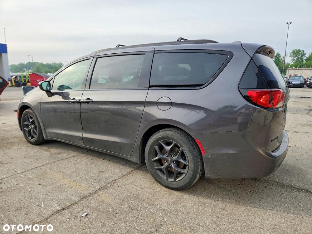 Chrysler Pacifica - 10