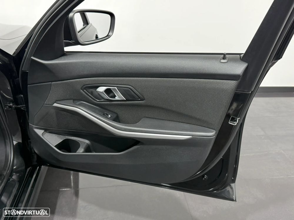 BMW 330 e Touring Corporate Edition Auto - 38