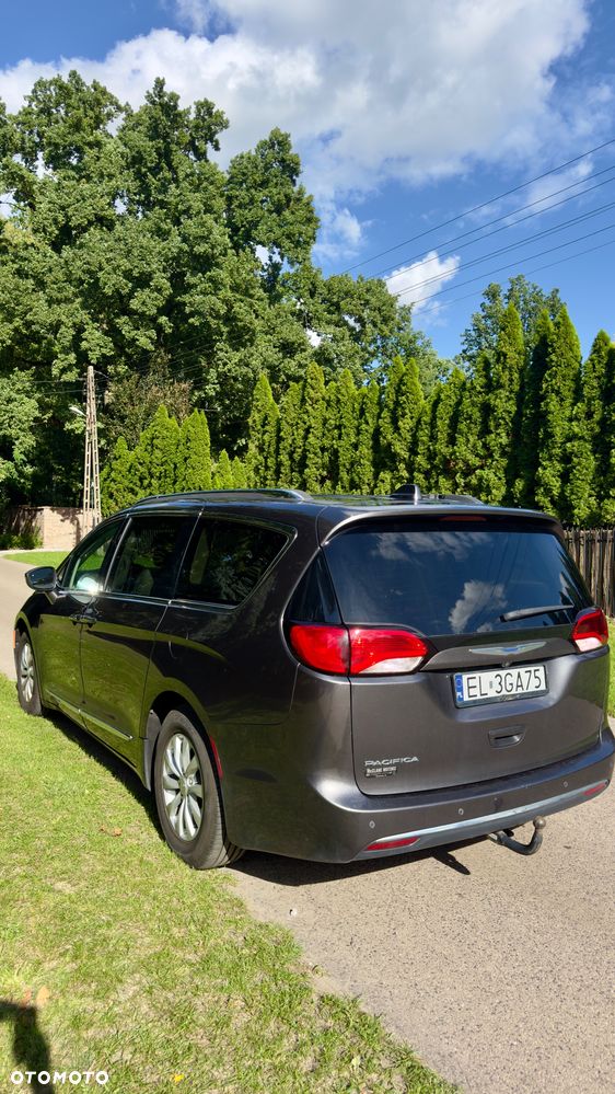 Chrysler Pacifica - 4