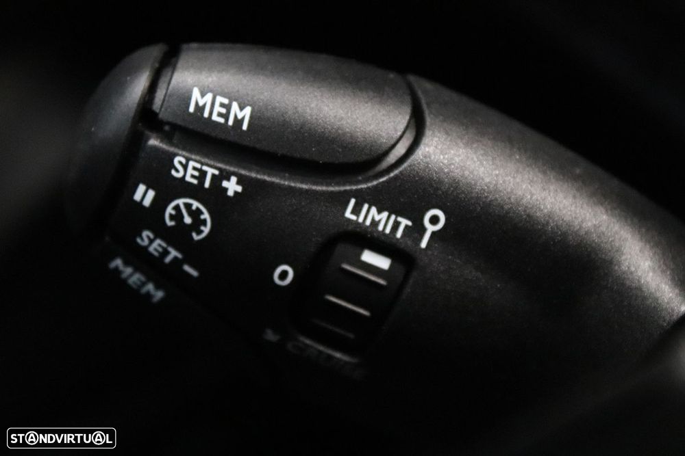 Peugeot 2008 1.2 PureTech Allure - 19