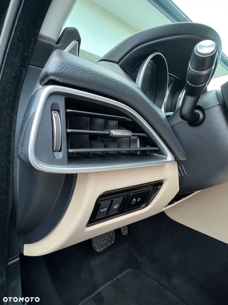 Jaguar XE 2.0 D Prestige - 26