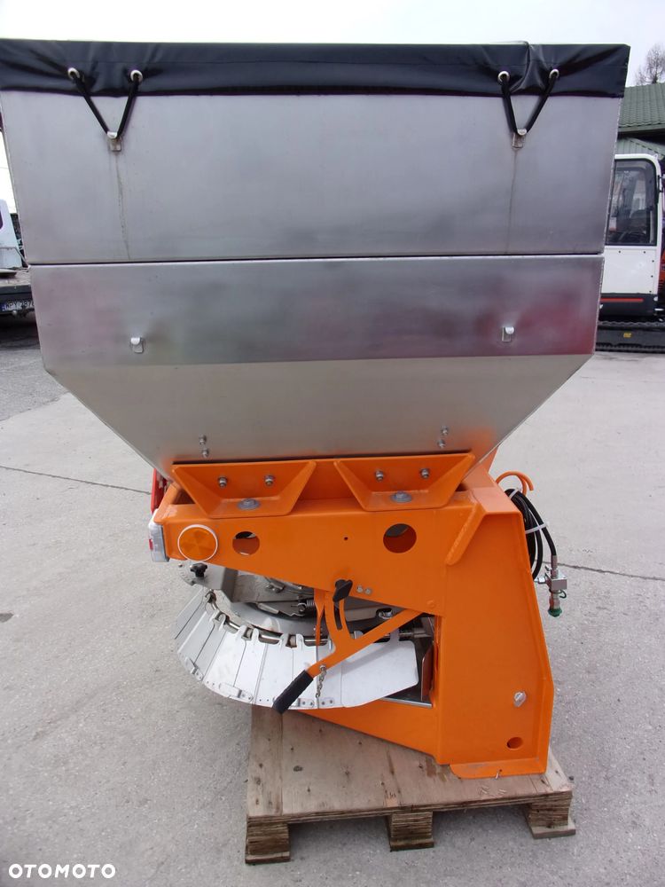 Pronar Posypywarka T-130, T-131, T-132, Piaskarka, Solarka, Rozsiewacz wapna i nawozów RCW, Piaskarka komunalna, solarka rozsiewacz piasku soli KŁOS, Rozsiewacz komunalny N 065 POM Augustów, Pług odśnieżny prosty, łamany, strzałka Ursus, Inter-Tech, Pronar - 16