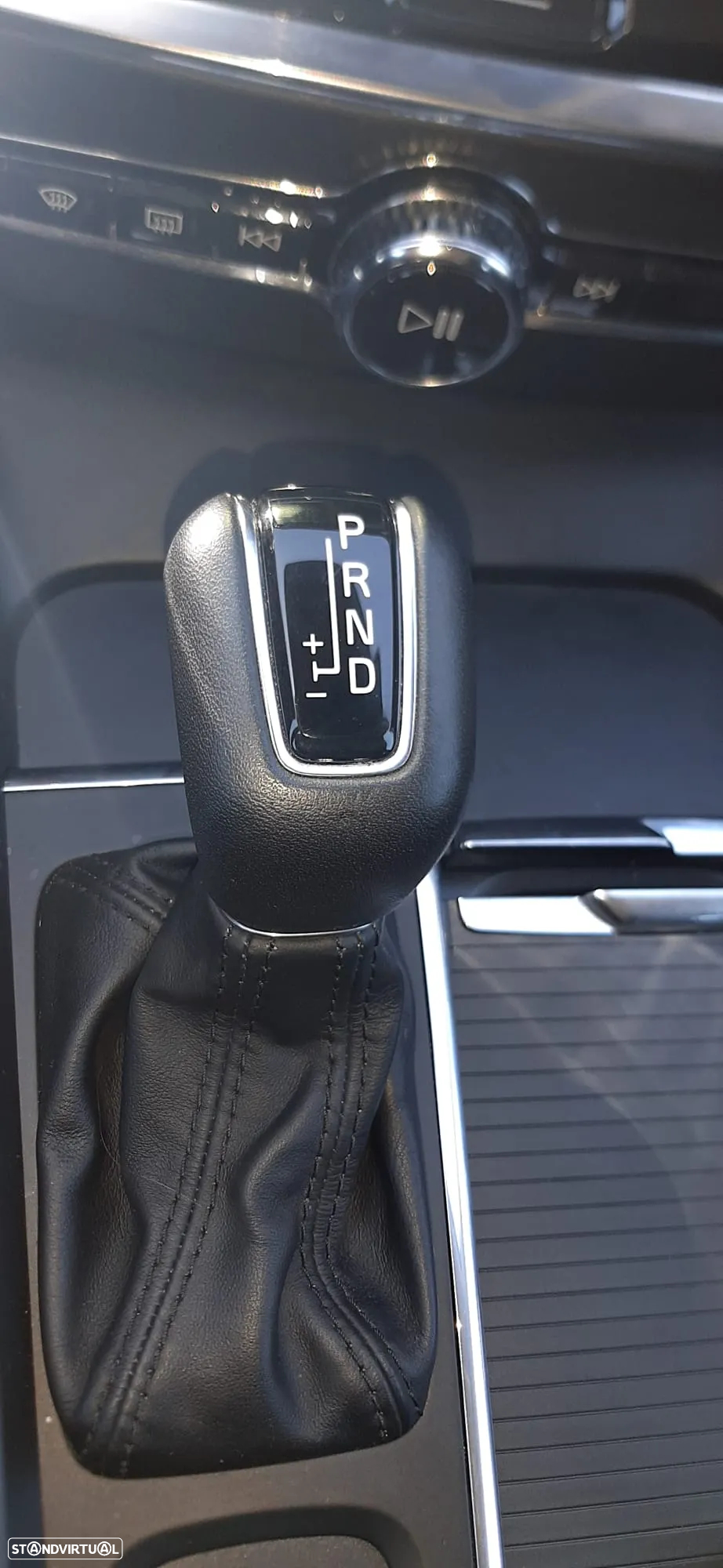 Volvo V60 2.0 D3 Momentum Geartronic - 25