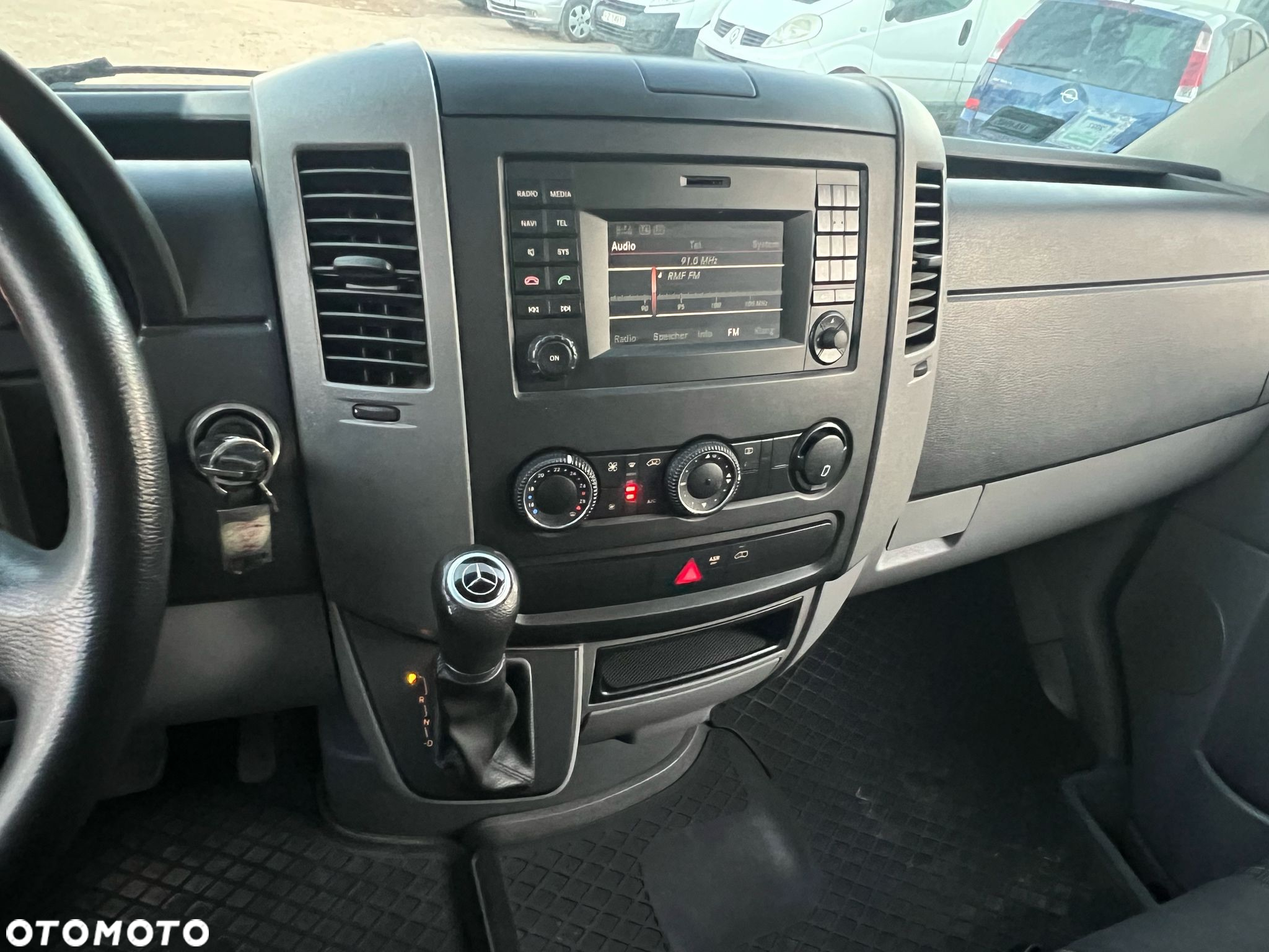 Mercedes-Benz Sprinter - 11