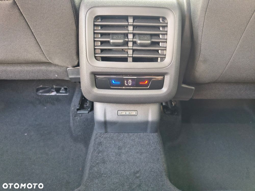 Volkswagen T-Roc 1.5 eTSI Life DSG - 27