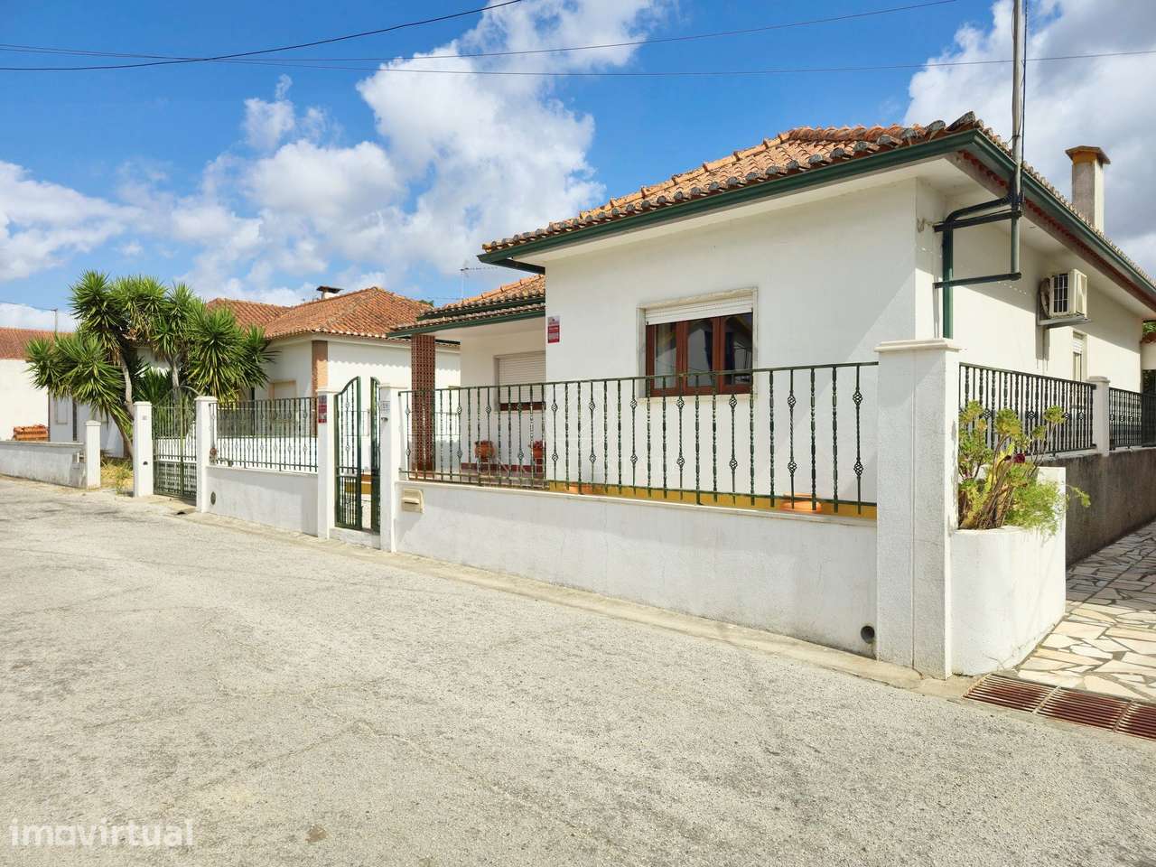 Moradia T3 Térrea Isolada com Jardim, Garagem e Churrasqueira | a 5 Mi - Grande imagem: 2/60