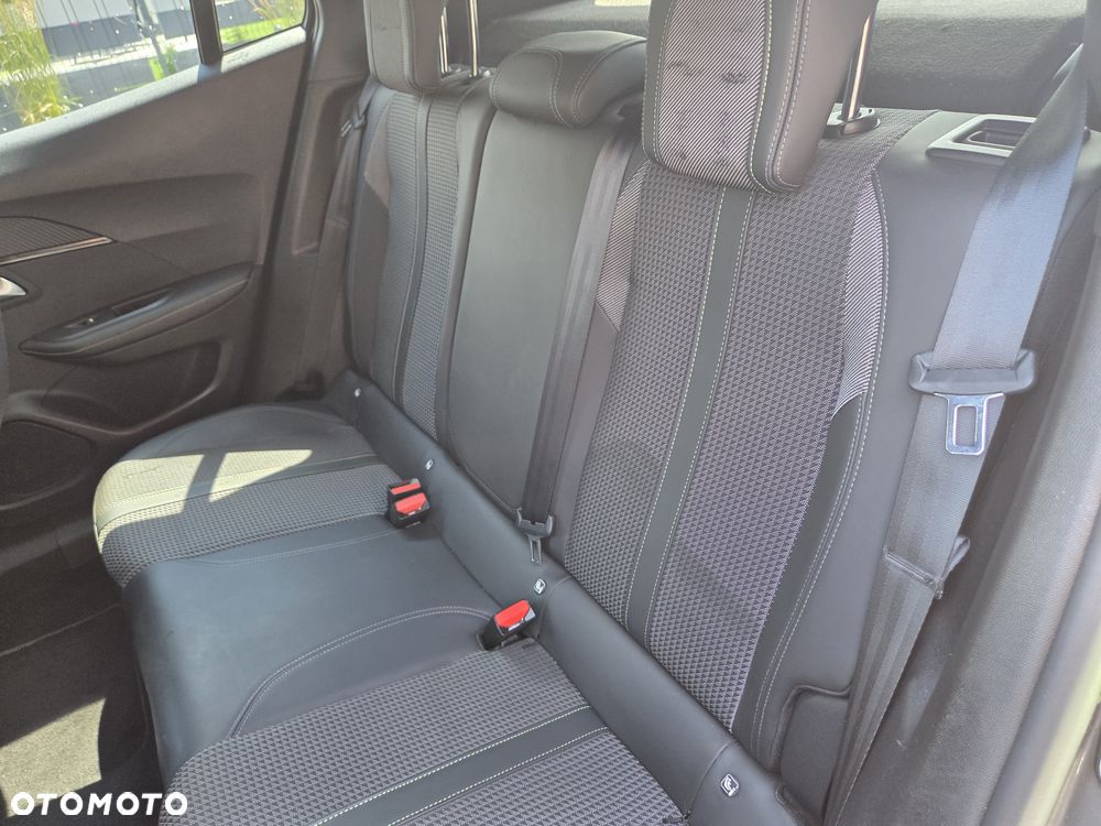 Peugeot 2008 PureTech 130 EAT8 GT Pack - 11