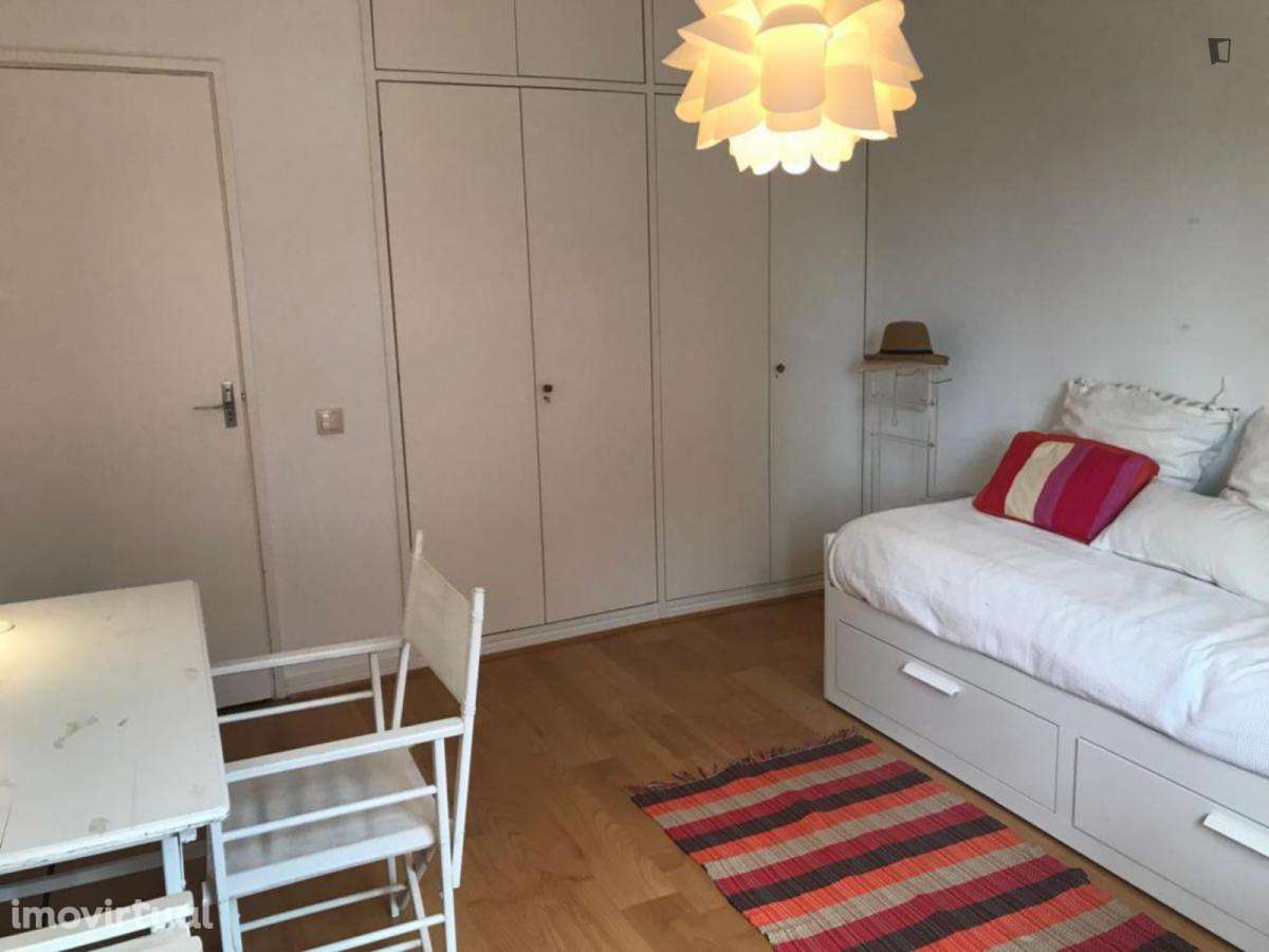 Quarto - localizado em Oeiras Lisbon - Grande imagem: 4/7