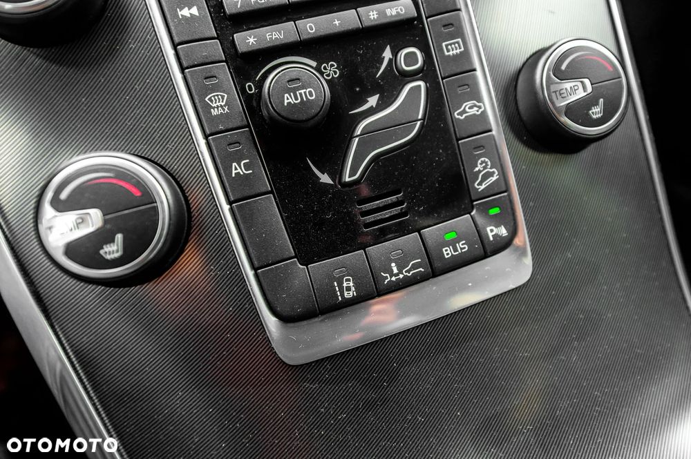 Volvo XC 60 D5 AWD RDesign - 32