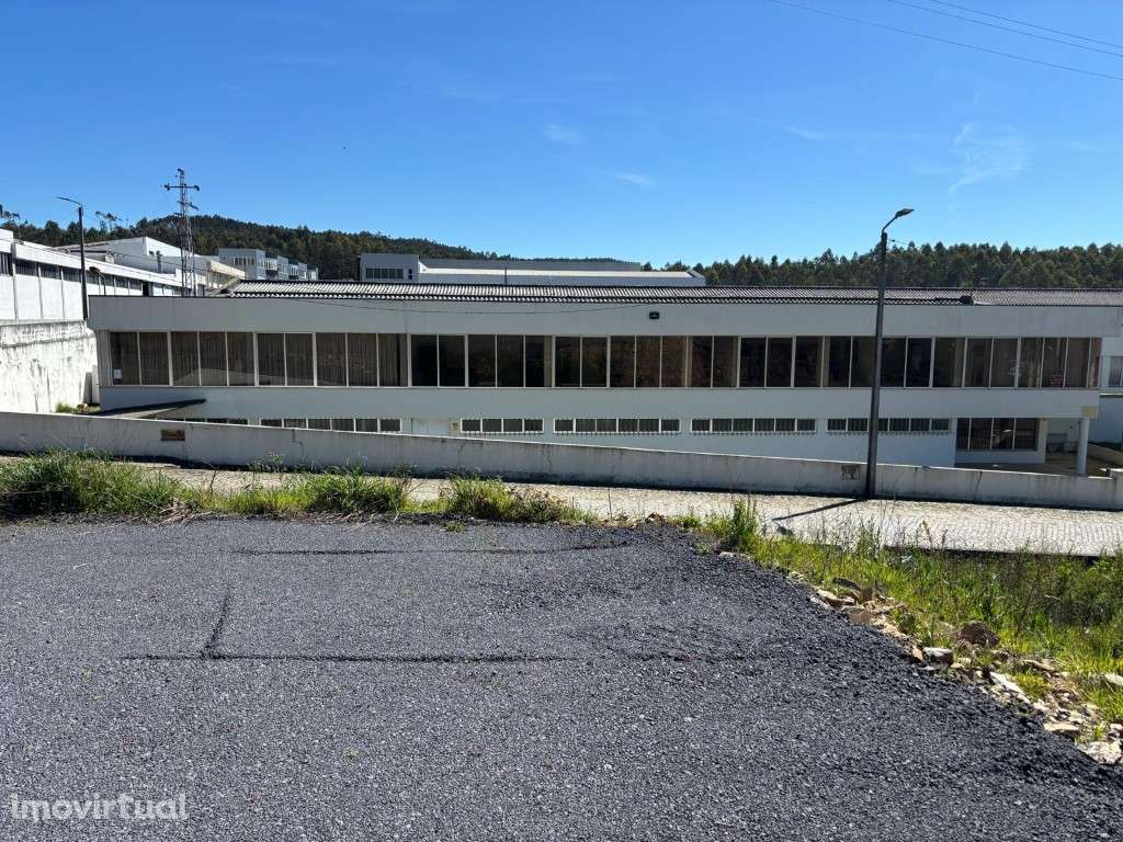 Armazém junto autoestrada com escritórios na Trofa - Grande imagem: 3/6