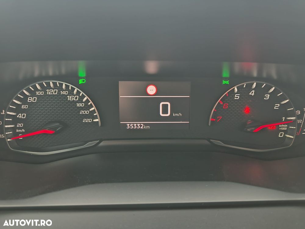 Peugeot 208 1.2 L PureTech STT Allure - 13