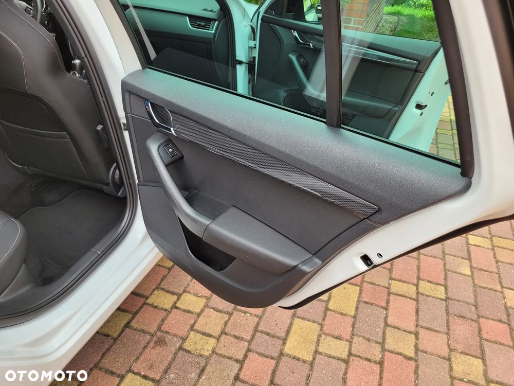 Skoda Octavia Combi 2.0 TDI DSG RS - 20
