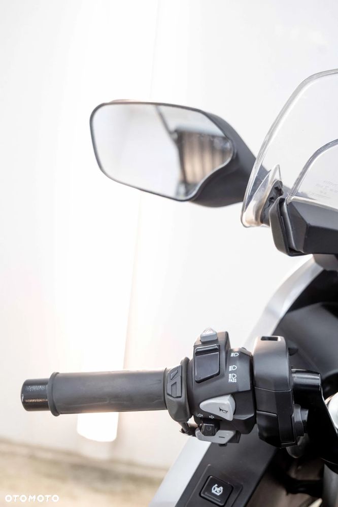 Honda VFR - 28