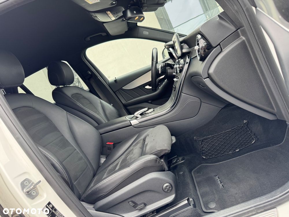 Mercedes-Benz GLC 250 4Matic 9G-TRONIC AMG Line - 23