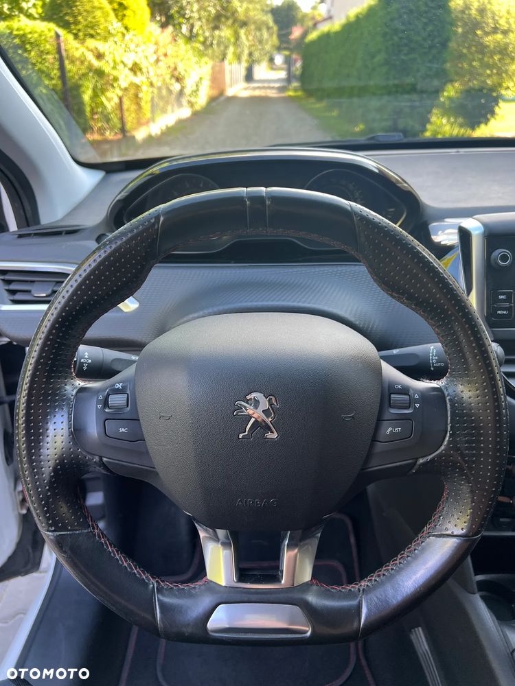 Peugeot 208 - 8