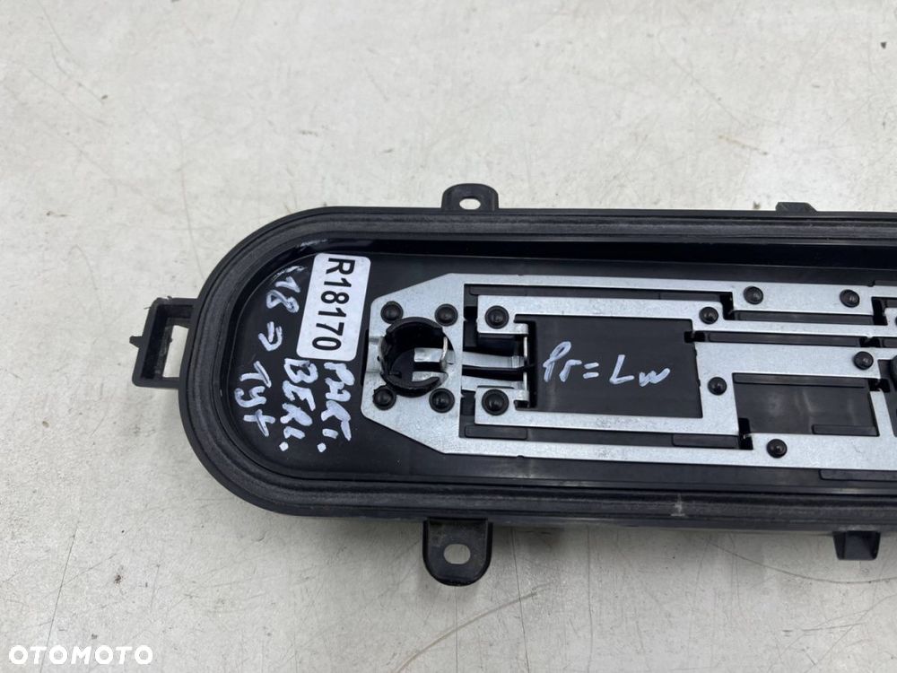 Wkład lampy Citroen Berlingo Partner Proace City Combo E 18r- prawa lewa tylna listwa oprawa żarówek - 16