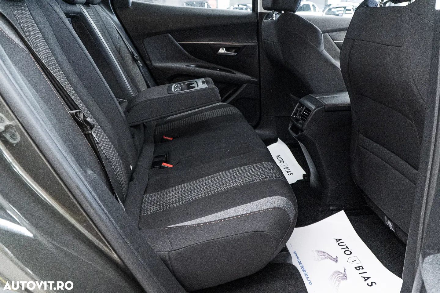 Peugeot 3008 1.2 PureTech Turbo S&S EAT8 Allure - 8