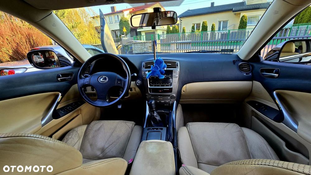 Lexus IS 220d - 10