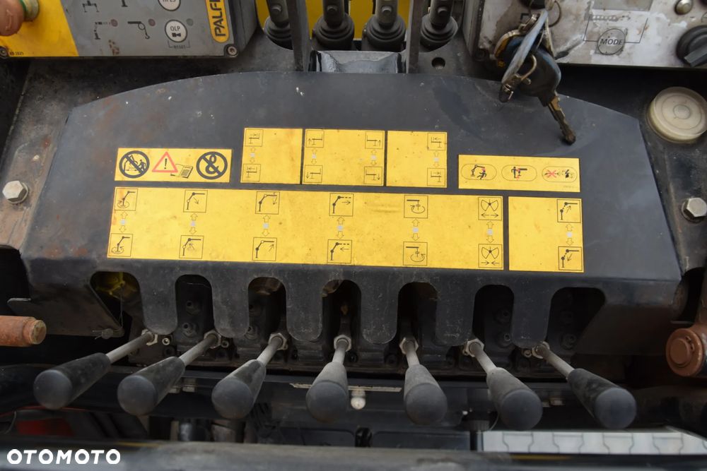 Mercedes-Benz AROCS 3243 / 8x4 / EURO 6 / HDS PALFINGER EPSILON Q170Z / ROTATOR / CHYWTAK / STEROWANIE RADIOWE / WYWROTKA / HYDROBURTA / AUTOMAT / SYSTEM KAMER CYFROWYCH / KAMERA COFANIA / NAWIGACJA / HAK / NISKI PRZEBIEG / 2017 / SERWISOWANY / SPROWADZONY - 14