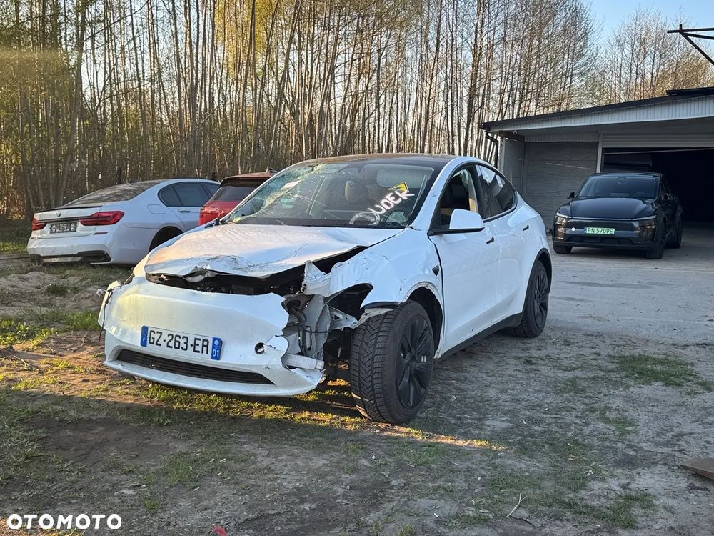 Tesla Model Y - 4