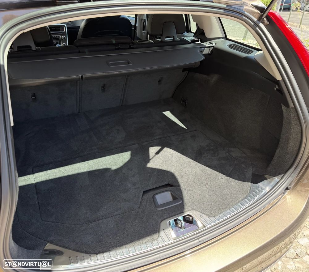 Volvo V60 2.0 D3 Momentum Geartronic - 23
