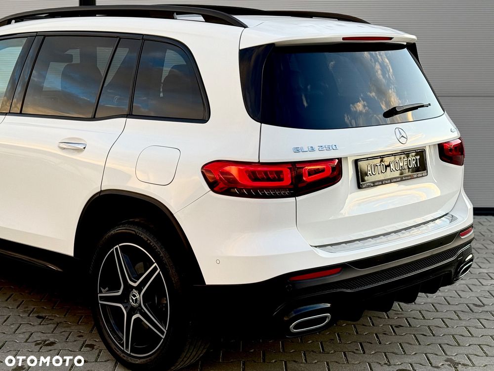 Mercedes-Benz GLB 250 4-Matic AMG Line 8G-DCT - 17