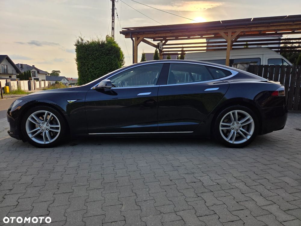 Tesla Model S 85 D - 11