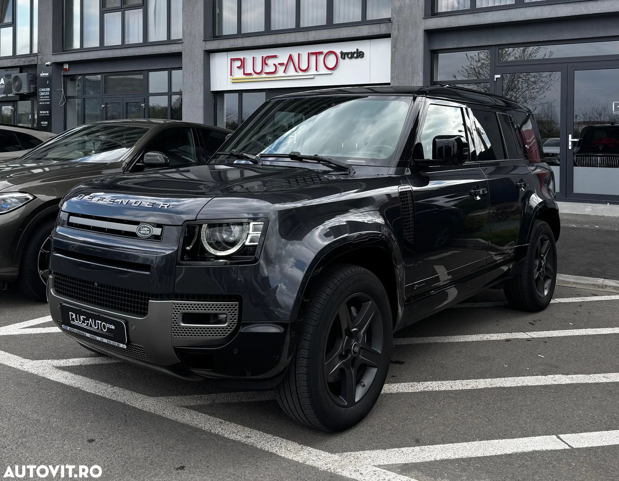 Land Rover Defender - 1
