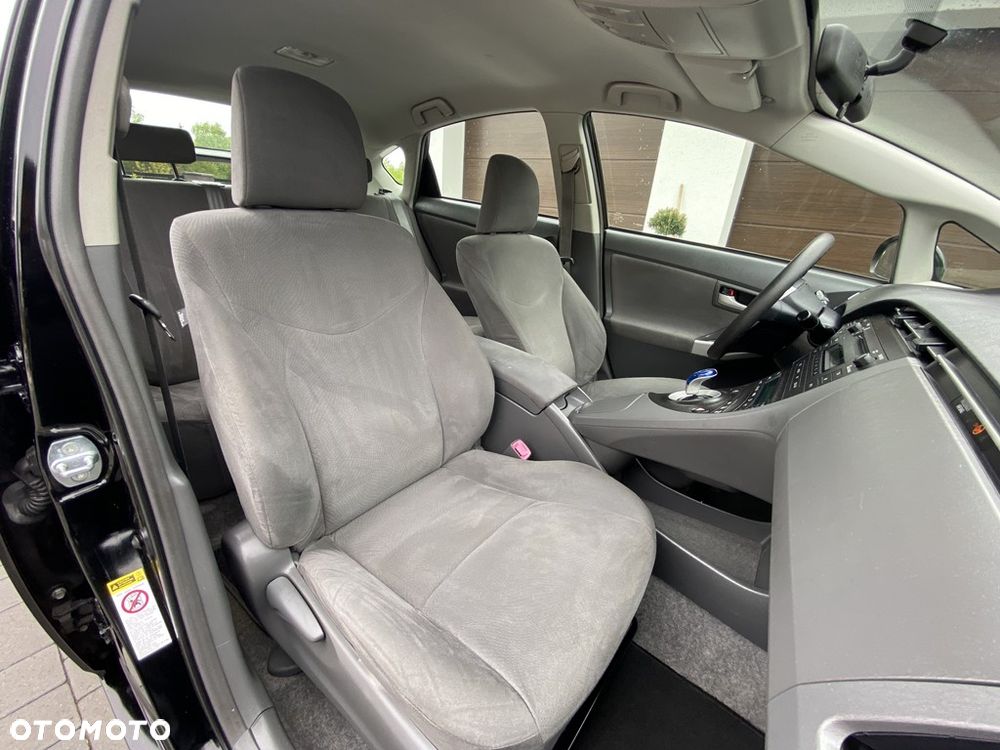 Toyota Prius (Hybrid) - 25