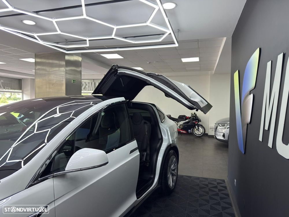 Tesla Model X - 15