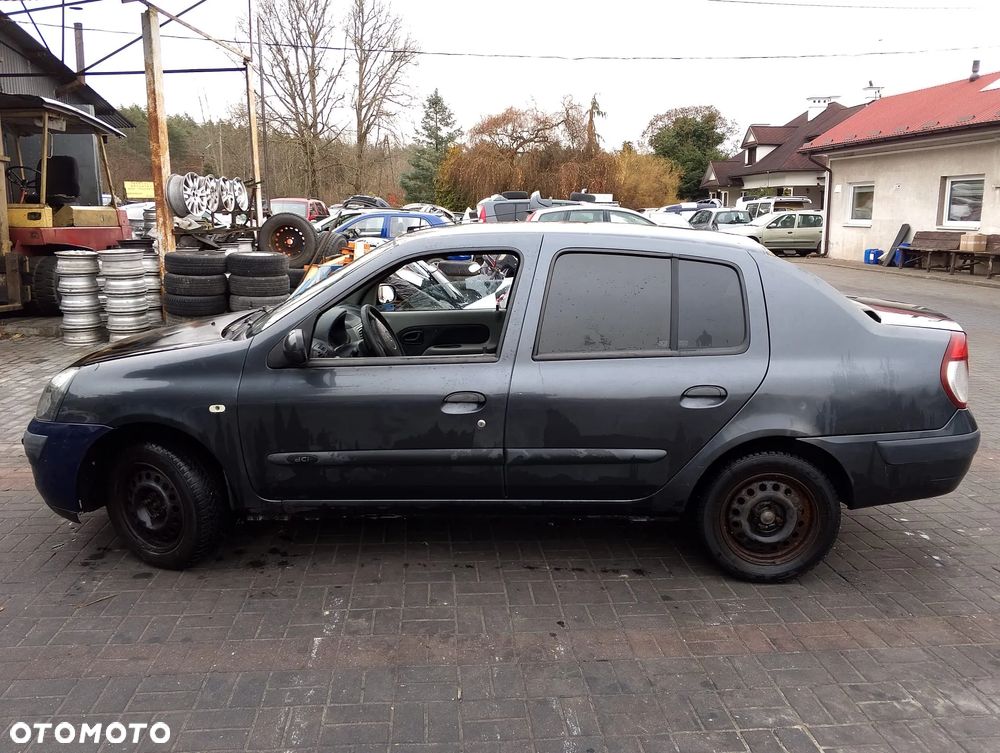 Renault Thalia (01-03r.) 1.5 DCI 65KM. Silnik K9K 700 Skrzynia JB3976 lakier TE866. Cały na części. GWARANCJA !!!  Przód Tył Zestaw Komplet Drzwi Klapa Zderzak Błotnik Maska Grill Atrapa Szyba Pas Lampa Lusterko Boczki Fotel Kanapa Kokpit Deska Rozdzielcza Przełącznik Włącznik Sterownik Przewody Wiązka Instalacja Moduł Komputer Czujnik Listwa Pompa Alternator Wtryski Głowica Rozrusznik Kompresor Sprzęgło Dwumas Silnik Skrzynia ABS Klimatyzacji Paliwa Wspomagania Kolektor Turbina Przepustnica Zawór Chłodnica Koło Hak Belka Sanki Zawieszenie Mcpherson Półoś Amortyzator Wydech Tłumik Zacisk Most - 4