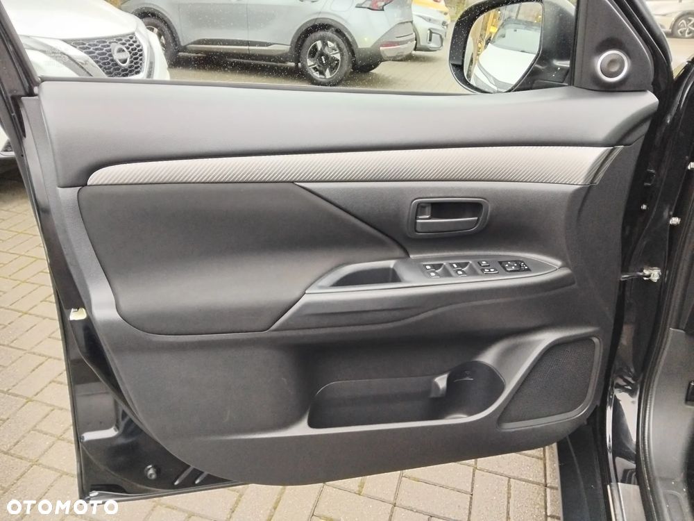 Mitsubishi Outlander 2.0 Invite + 2WD - 23