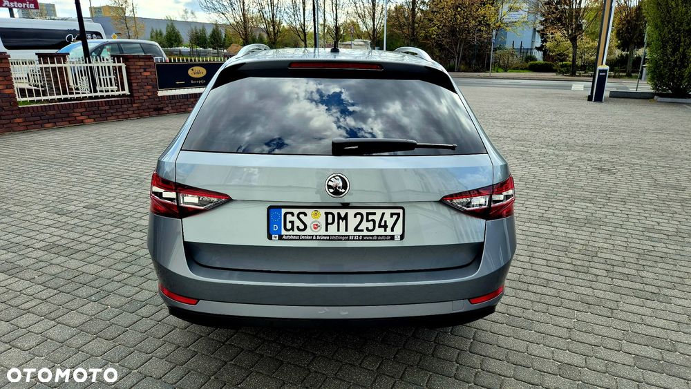 Skoda Superb 2.0 TDI DSG Sportline - 9