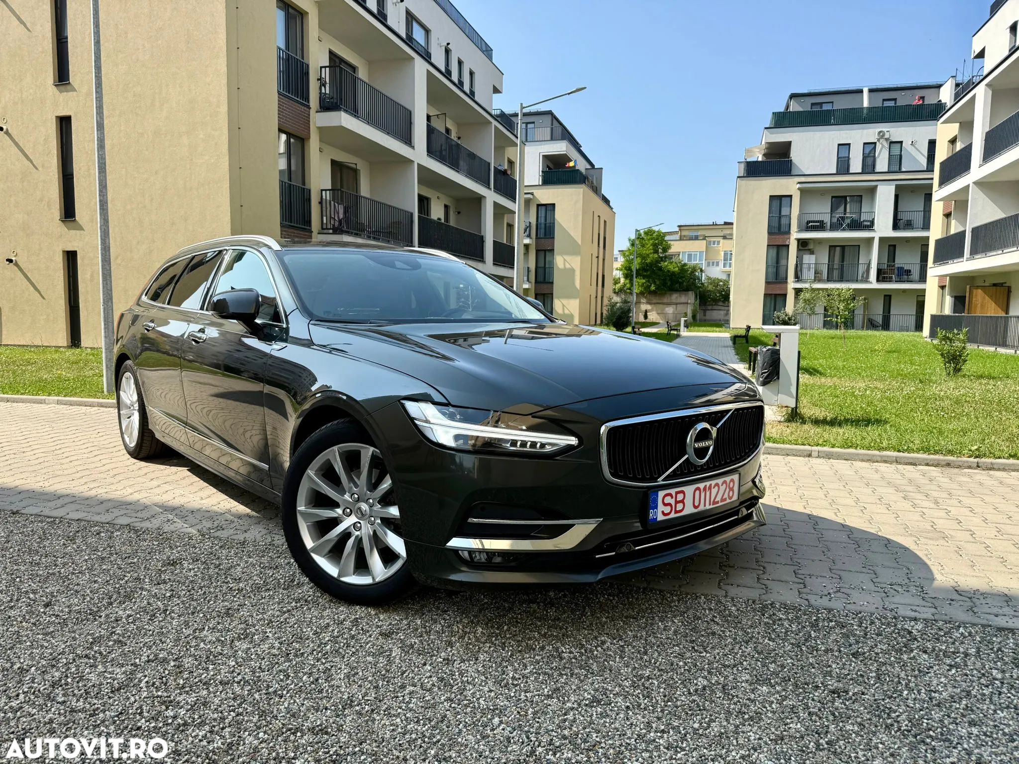 Volvo V90 D3 Geartronic Momentum Pro - 1