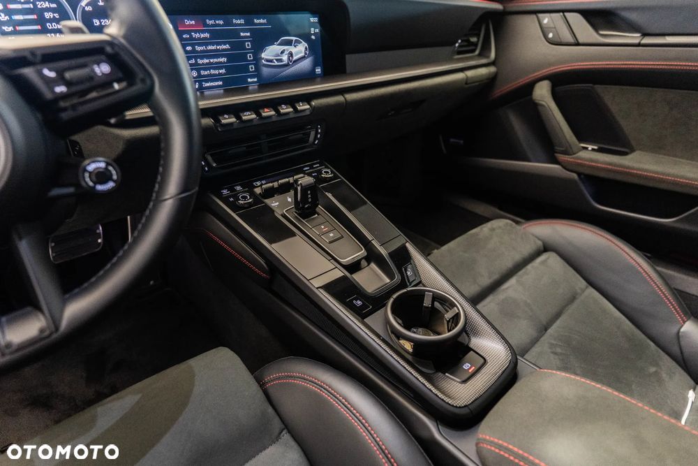 Porsche 911 Carrera 4 GTS - 33