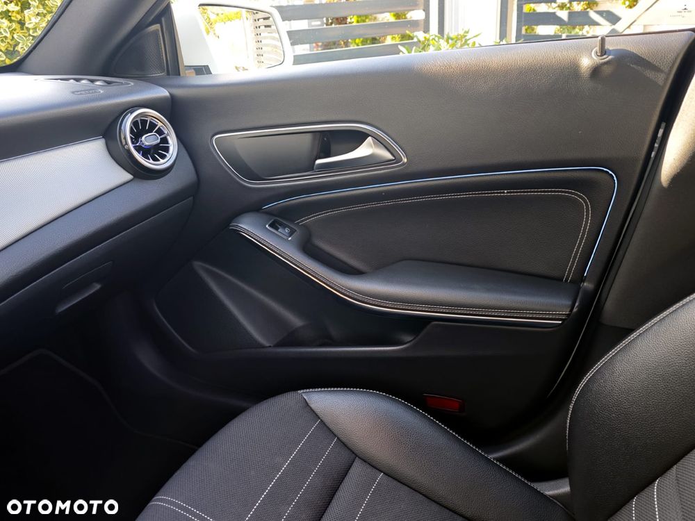Mercedes-Benz CLA 180 7G-DCT - 24