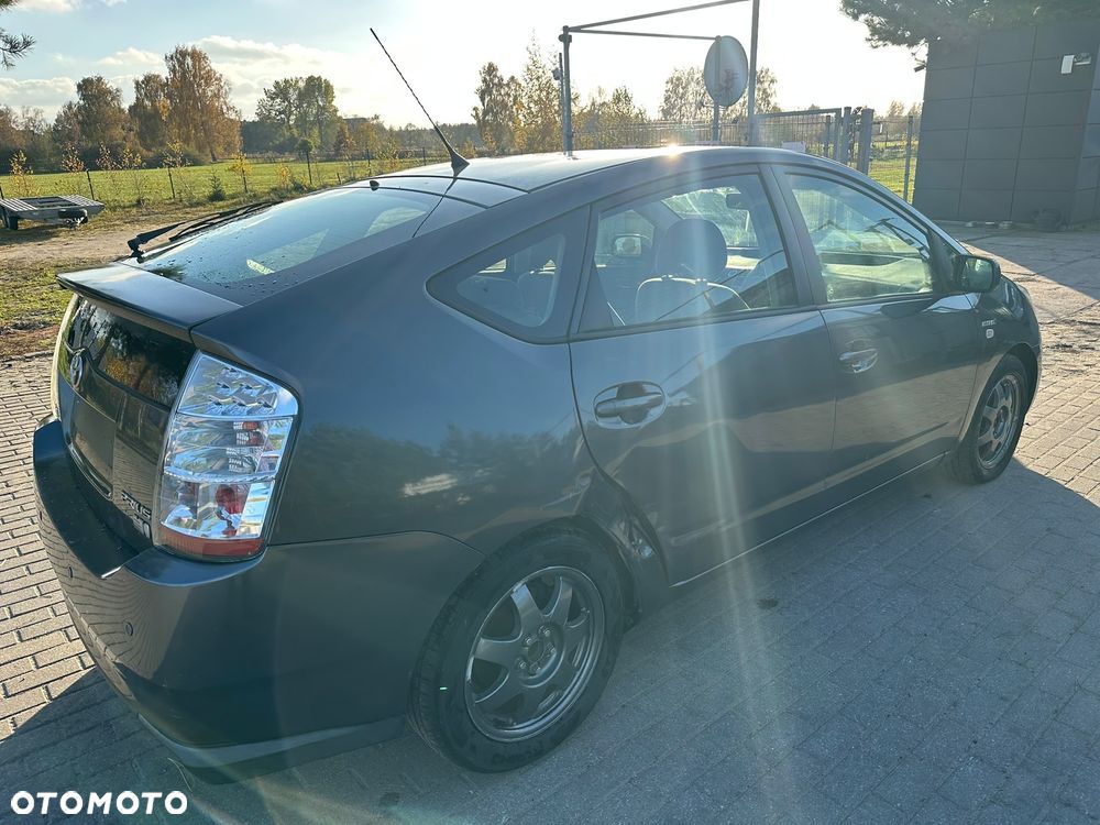 Toyota Prius - 4