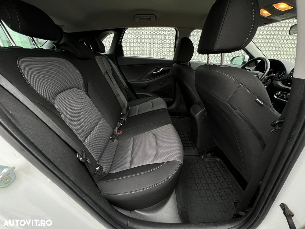 Hyundai i30 1.4 100CP 5DR M/T Comfort - 12