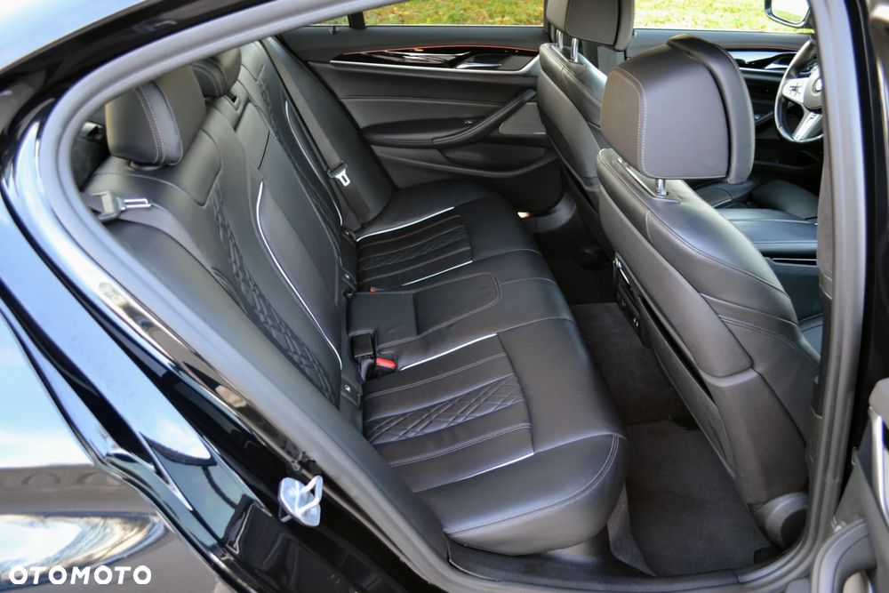 BMW Seria 5 M550i xDrive sport - 26