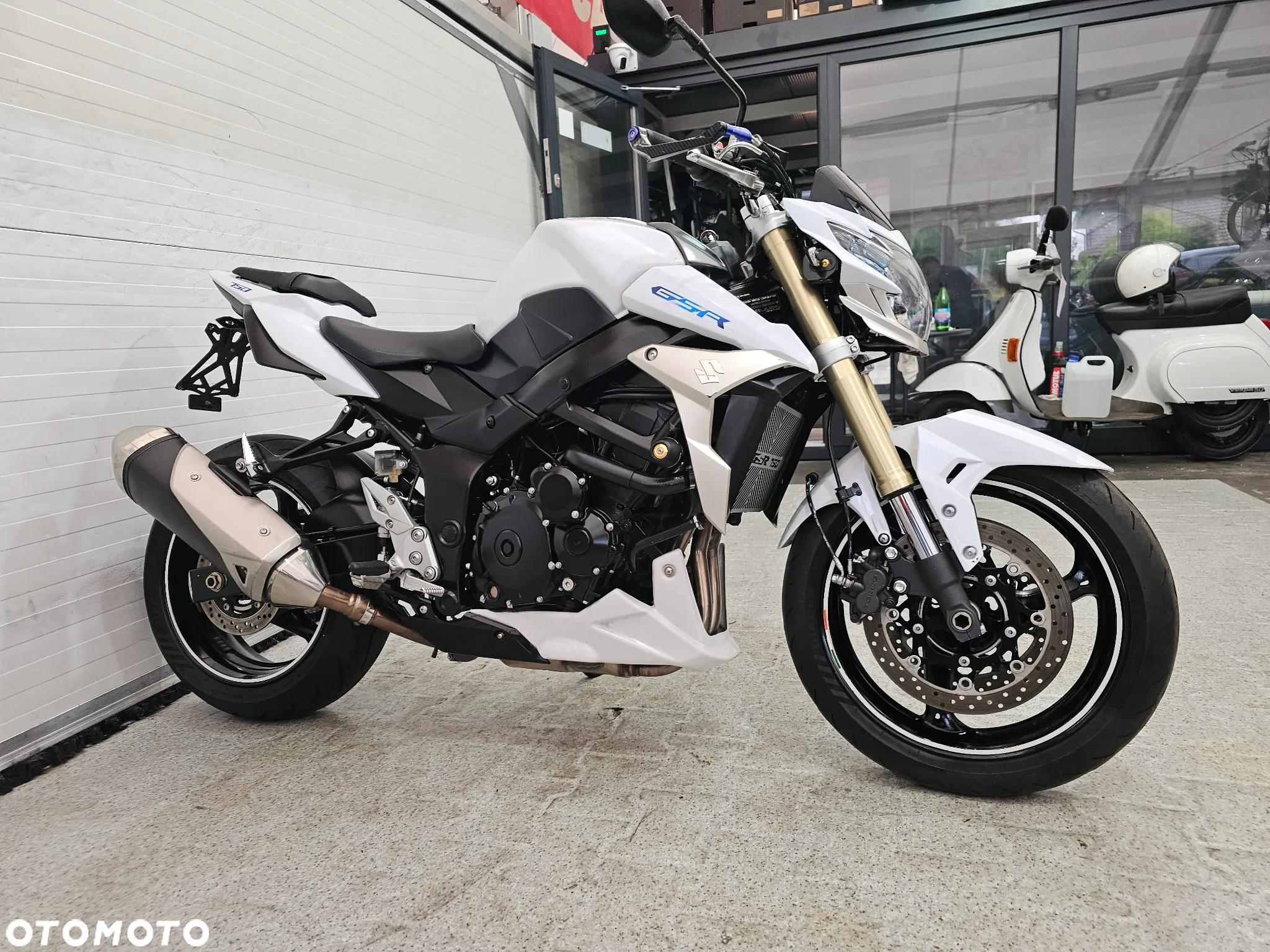Suzuki GSR - 18