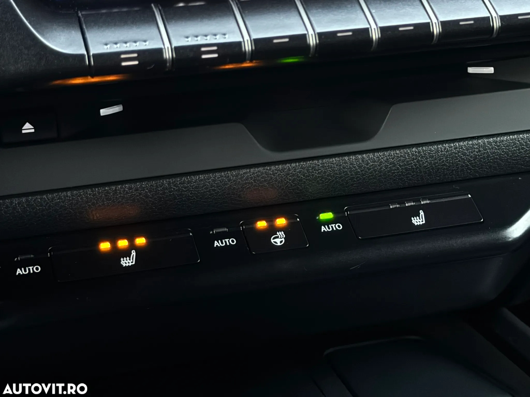 Lexus UX 250h 2.0L HEV 20H- (178 HP) 4X2 CVT Executive - 26