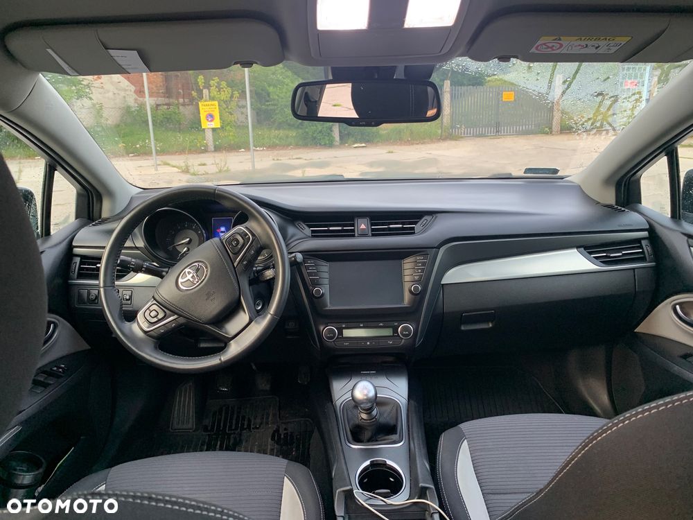 Toyota Avensis 1.6 Premium - 3