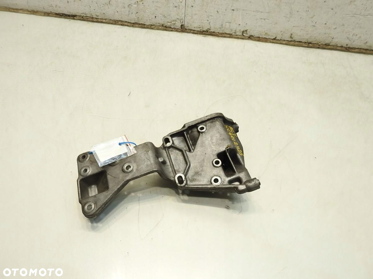 ŁAPA MOCOWANIE ALTERNATORA VOLVO XC60 I 2.4 D5 31258329 - 3
